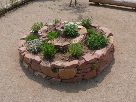 Kräuterschnecke Juli 2010.jpg